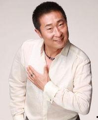 明星林永健的照片,光影捕捉喜剧大师的幽默魅力