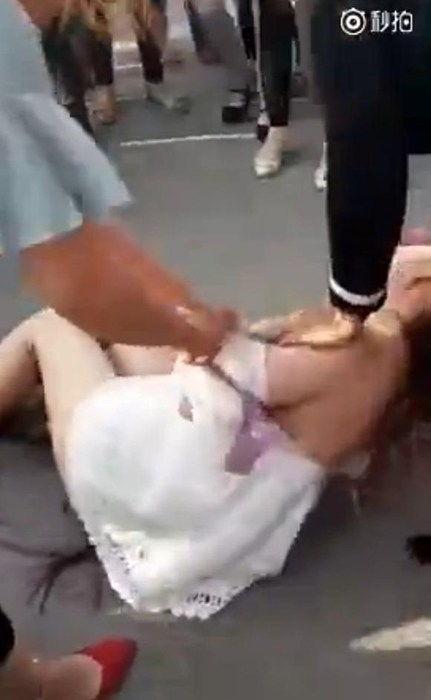 丝袜小三暴打扒衣,一场激烈的人身冲突