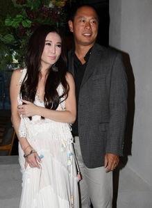 温碧霞与老公在生日会上,与老公浪漫互动尽显幸福时光