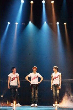 jyj讽刺日本巨蛋,jyj揭露日本体育场馆的荒谬与讽刺