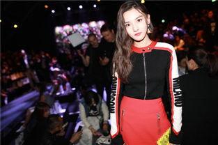 明星黑衣红裙,黑衣红裙下的明星风采